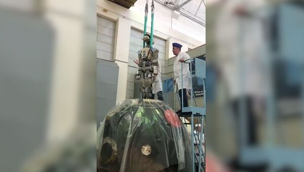 Как робот Федор отправился в отпуск - видео - Sputnik Грузия