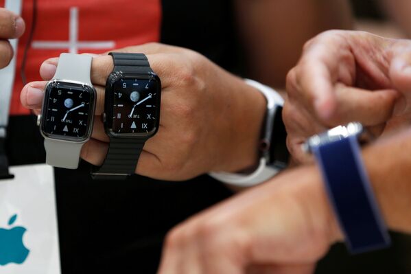 Новые Apple Watch получили always on-дисплей, встроенный компас и возможность экстренного вызова даже без iPhone - Sputnik Грузия