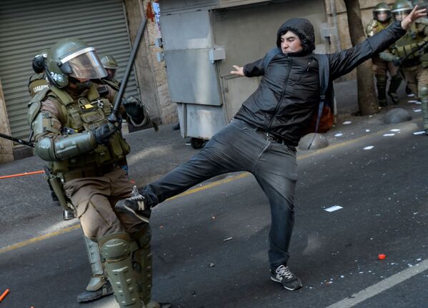 Столкновения демонстрантов с полицией во время митинга в ознаменование 46-й годовщины военного переворота во главе с генералом Аугусто Пиночетом, Чили - Sputnik Грузия