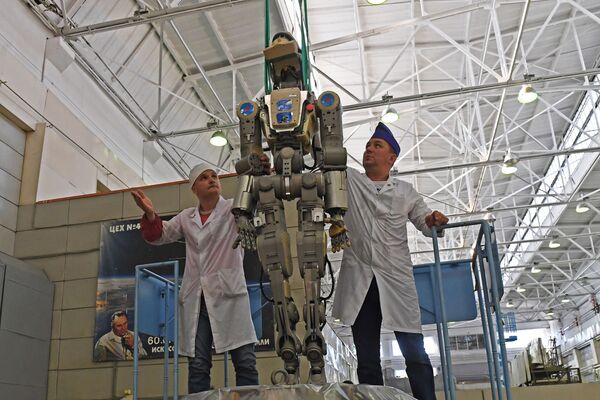 Сотрудники ракетно-космической корпорации Энергия извлекают робота Федора из спускаемого аппарата космического корабля Союз МС-14 после полета на МКС в Московской области - Sputnik Грузия