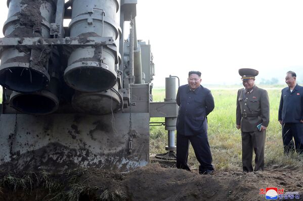 Лидер Северной Кореи Ким Чен Ын принимает участие в испытании многоцелевой ракетной пусковой установки - Sputnik Грузия