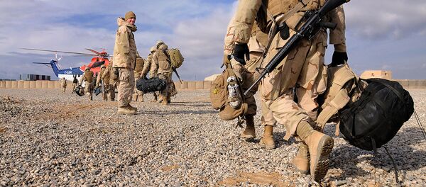 Военнослужащие НАТО осуществляют посадку в вертолет - Sputnik Грузия