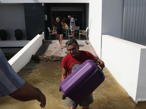 Некоторые жители спасались от потопа на крышах домов - Sputnik Грузия