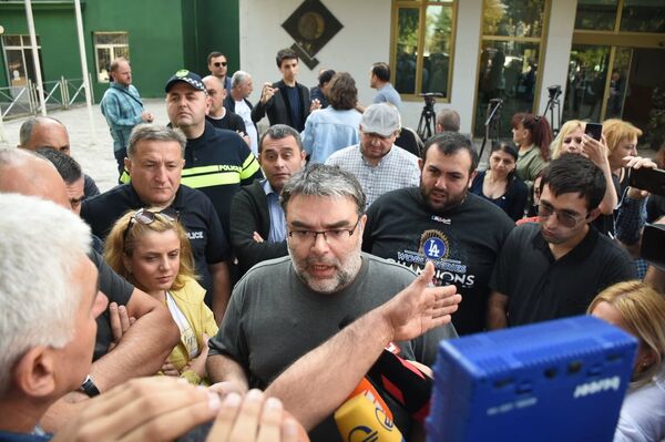 Сотрудники авиационного завода в Тбилиси бастуют, требуя зарплату Сотрудники авиационного завода в Тбилиси бастуют, требуя зарплату - Sputnik Грузия