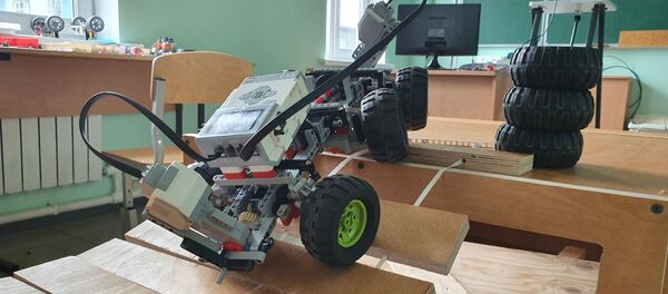 Управляемая модель, сконструированная на уроке робототехники - Sputnik Грузия