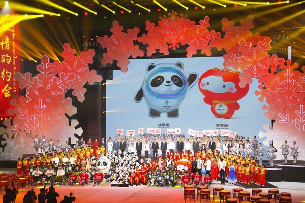 В Пекине состоялась презентация талисманов Олимпийских и Паралиймпийских игр 2022 года - Sputnik Грузия