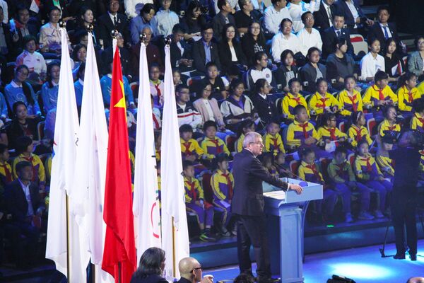 Президент Международного олимпийского комитета Томас Бах на презентации талисманов Олимпиады и Паралимпиады 2022 в Пекине  - Sputnik Грузия