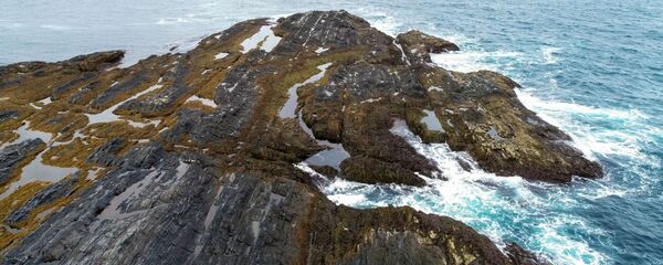 Скалы на мысе Кекурский на полуострове Рыбачий в Мурманской области Скалы на мысе Кекурский на полуострове Рыбачий в Мурманской области - Sputnik Грузия