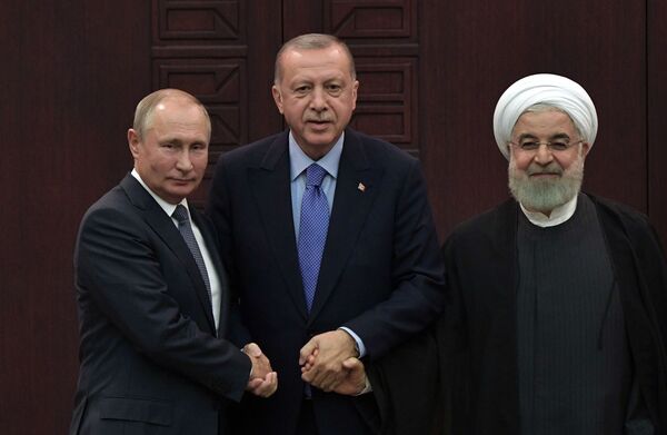 Президенты России, Турции и Ирана Владимир Путин, Реджеп Тайип Эрдоган и Хасан Рухани на совместной пресс-конференции в Турции - Sputnik Грузия
