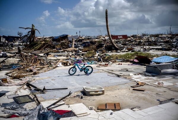 Детский велосипед на руинах разрушенного ураганом Дориан дома в Абако, Багамские острова - Sputnik Грузия