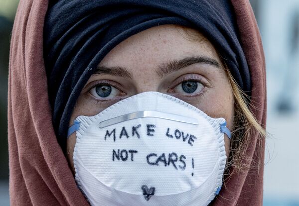 Активистка в маске протестует против проведения во Франкфурте автомобильной выставки IIA Auto Show - Sputnik Грузия