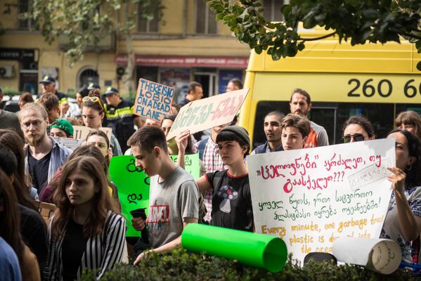 Молодые зеленые Грузии провели Глобальную климатическую забастовку у мэрии Тбилиси - Sputnik Грузия
