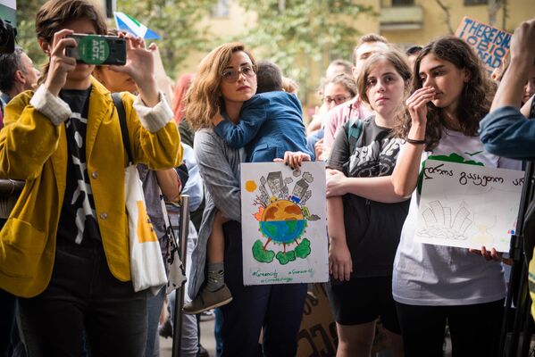 Молодые люди призвали городские власти принять меры для защиты окружающей среды - Sputnik Грузия
