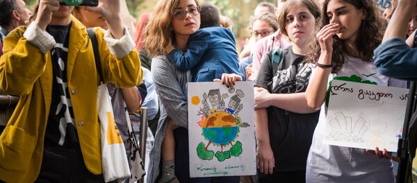 Молодые зеленые Грузии провели Глобальную климатическую забастовку у мэрии Тбилиси - Sputnik Грузия