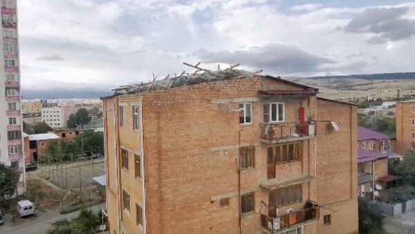 Ураганный ветер сорвал крышу с жилого дома в столице Грузии - видео - Sputnik Грузия