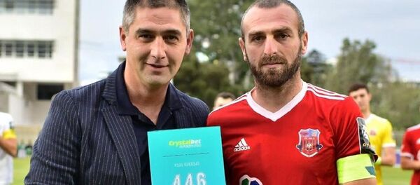 Футболист Лука Размадзе получает приз - Sputnik Грузия