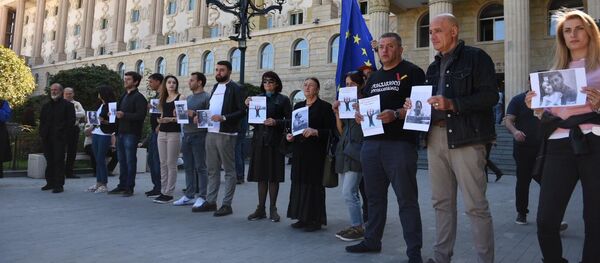 Акция  возле здания суда в поддержку осужденных во время протестов в столице Грузии - Sputnik Грузия