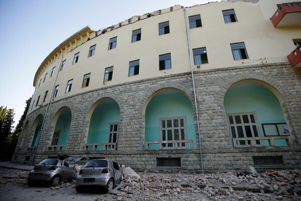 Была разрушена кирпичная кладка одного из зданий столичного университета - Sputnik Грузия