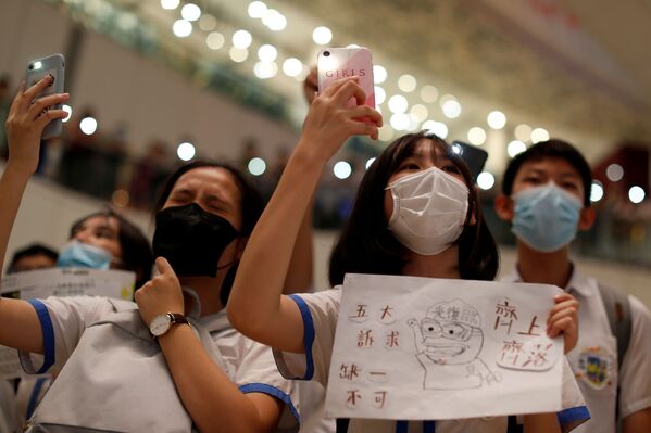 Это было не единственное требование протестующих. Демонстранты призывали властей к проведению расследования действий полиции во время разгона митингов в Гонконге - Sputnik Грузия