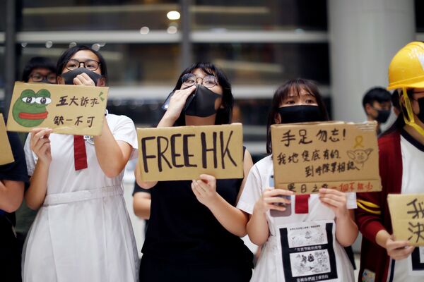 Студенты на антиправительственной акции протеста в Гонконге - Sputnik Грузия