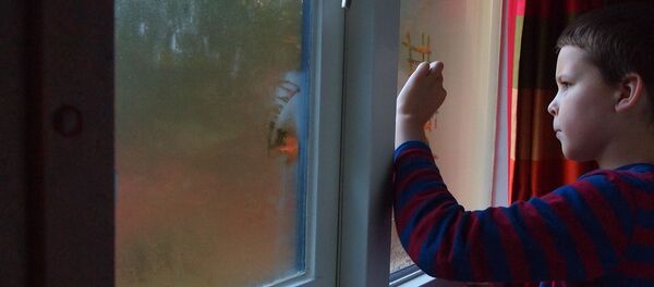 Ребенок у окна - Sputnik Грузия