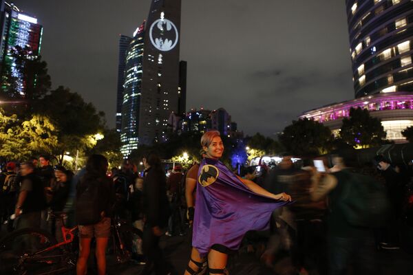 Стефани Сальгадо в плаще на фестивале, посвященном 80-летию Бэтмена - Sputnik Грузия