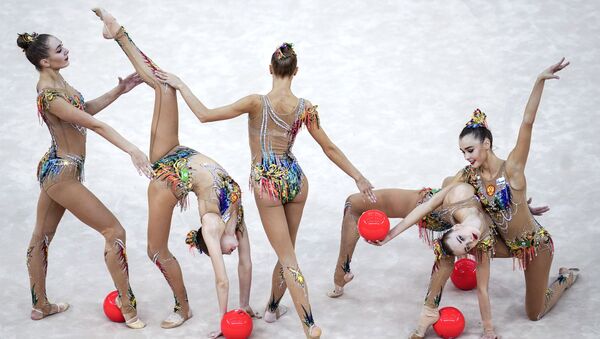 Команда России выполняет упражнение с 5-ю мячами в финале групповой программы на чемпионате мира по художественной гимнастике 2019 в Баку - Sputnik საქართველო