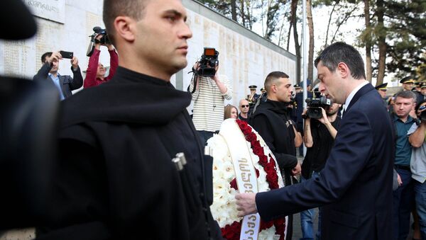 Премьер Грузии Георгий Гахария возложил венок к Мемориалу героям  - Sputnik Грузия