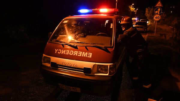 Спасатели у разрушающегося дома в одном из районов столицы Грузии - Sputnik Грузия