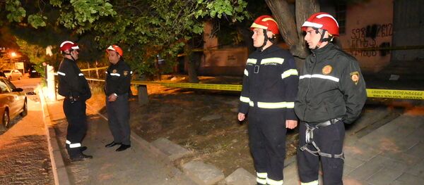 Спасатели у разрушающегося дома в одном из районов столицы Грузии - Sputnik Грузия