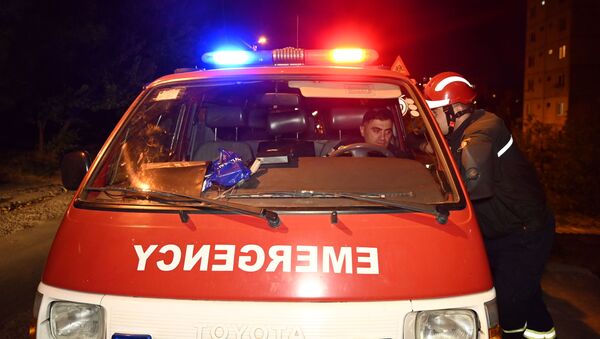Спасатели у разрушающегося дома в одном из районов столицы Грузии - Sputnik Грузия