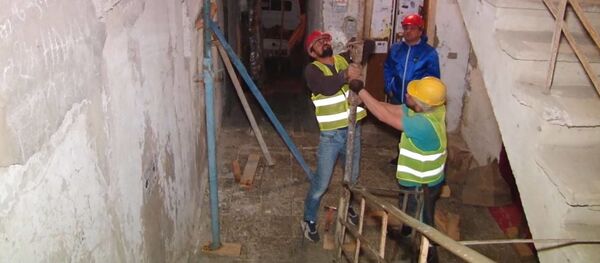 Как спасатели укрепляли аварийный дом на окраине Тбилиси - видео - Sputnik Грузия