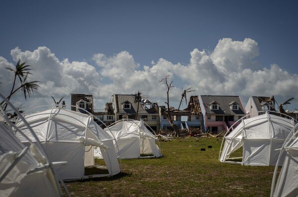 Потерявшие свои дома люди вернулись на остров и разбили там палаточный лагерь - Sputnik Грузия