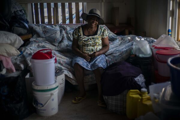 Гаитянская мигрантка Навидия Нодель, перемещенная из своего разрушенного дома в церковный приют - Sputnik Грузия