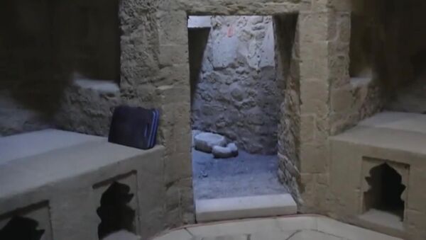 Древняя баня выглядит так же, как 400 лет назад – видео из Старого города в Баку - Sputnik Грузия