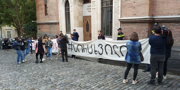 Главе МИД Грузии устроили акцию из-за встречи с Лавровым Главе МИД Грузии устроили акцию из-за встречи с Лавровым - Sputnik Грузия