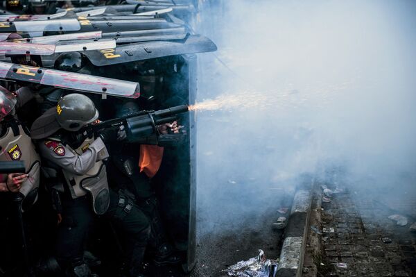 Полиция применяет против демонстрантов дубинки, резиновые пули и слезоточивый газ - Sputnik Грузия