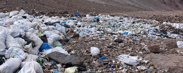 Нелегальная свалка у подножия горы Казбеги - Sputnik Грузия