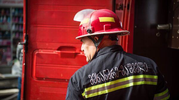 Пожарный-спасатель. Пожар в торговом центре Терги на тбилисском рынке - Sputnik Грузия