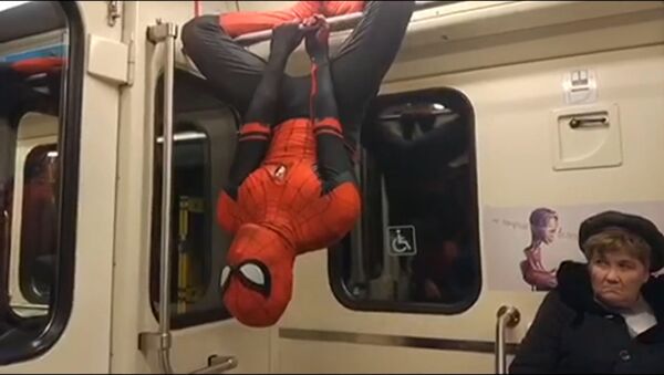 Человек-паук прокатился в московском метро - видео - Sputnik Грузия