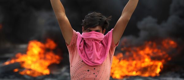 Протестующий во время демонстрации в Багдаде  - Sputnik Грузия