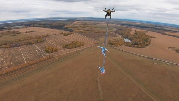 Небо - не предел. Две воздушные гимнастки из России исполнили трюки на параплане - Sputnik Грузия