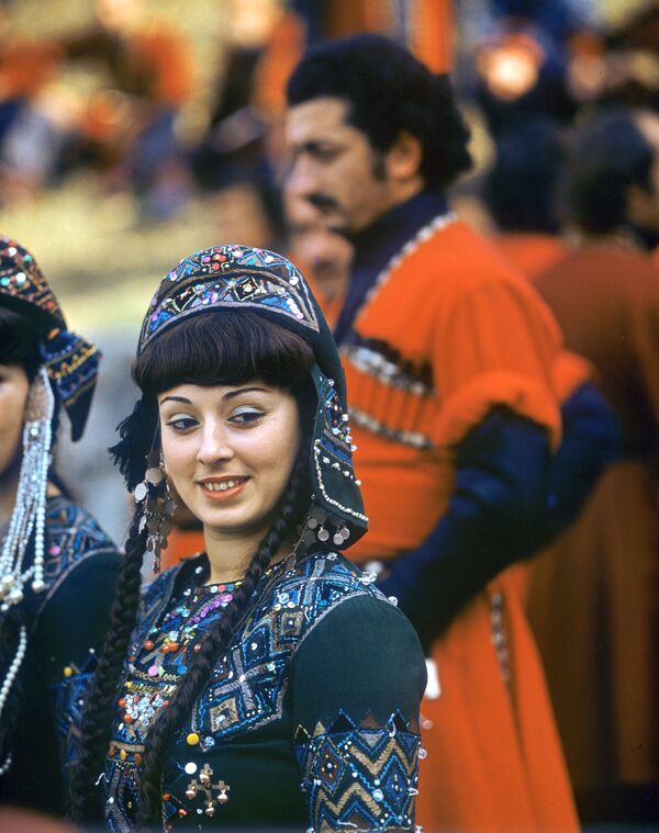Грузинская красавица на празднике Тбилисоба 37 лет назад.  Согласитесь, такие наряды всегда выглядели на женщинах колоритно! - Sputnik Грузия