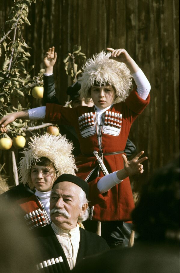 1985 год. На фотографии молодое и старое поколение жителей Тбилиси. Оба выглядят очень достойно - Sputnik Грузия