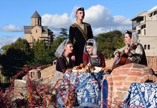 2016-й год. В исторической части города, в старом Тбилиси праздником наслаждаются девушки в традиционных нарядах - Sputnik Грузия