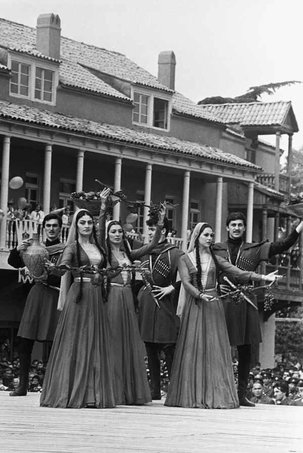 Исторический район Абанотубани на праздновании Тбилисоба в 1985 году. Будто ожили картины из Ханумы и других известных произведений прошлого столетия - Sputnik Грузия