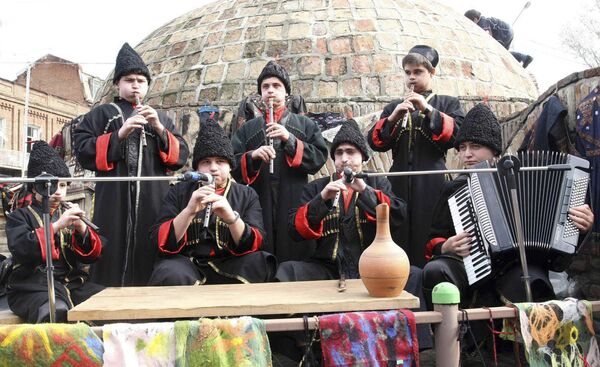 Тбилисоба - 2008 - музыканты на фоне знаменитых серных бань и кувшинов вина - Sputnik Грузия