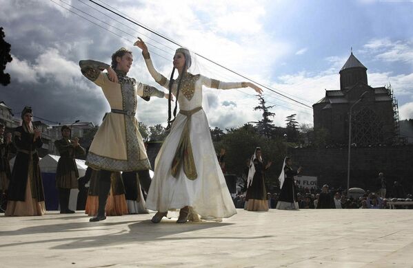 Эти гордые, утонченные и зажигательные грузинские танцы. Без них не обходится ни одно празднование &quot;Тбилисоба&quot;. Фотография из 2008 года - Sputnik Грузия