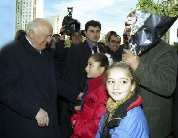 Президент Грузии Эдуард Шеварднадзе (слева) на празднике города Тбилисоба в 2003 году. Главу страны окружают охрана и дети. Настроение у Шеварднадзе приподнятое.  До Революции роз - всего месяц... - Sputnik Грузия