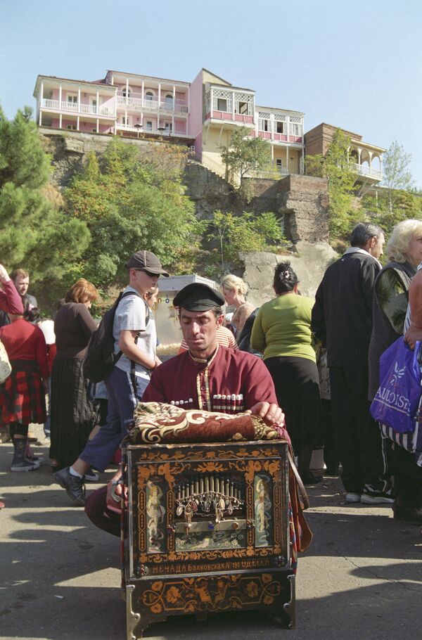 Тбилисский органщик на празднике города в 2007 году. Его мотивы всегда нагоняют на горожан светлую ностальгию  - Sputnik Грузия